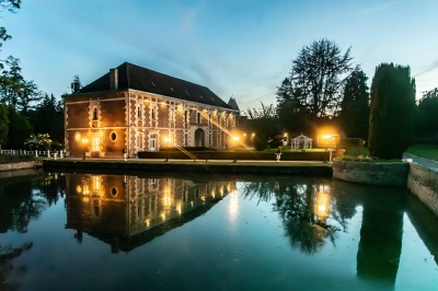 Miniature Location salle Quesmy (Oise) - Château de Quesmy #9 Des personnes pagayant en kayak sur une rivière entourée de végétation sous un ciel nuageux.