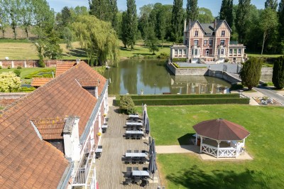 Miniature Location salle Quesmy (Oise) - Château de Quesmy #6 Des personnes pagayant en kayak sur une rivière entourée de végétation sous un ciel nuageux.