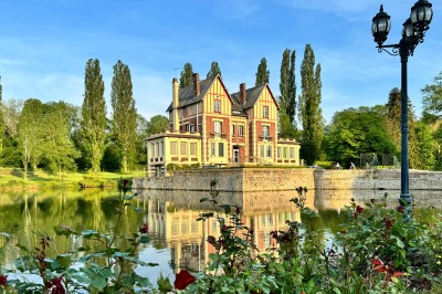 Miniature Location salle Quesmy (Oise) - Château de Quesmy #18 Des personnes pagayant en kayak sur une rivière entourée de végétation sous un ciel nuageux.