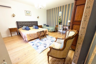 Miniature Location salle Quesmy (Oise) - Château de Quesmy #19 Des personnes pagayant en kayak sur une rivière entourée de végétation sous un ciel nuageux.