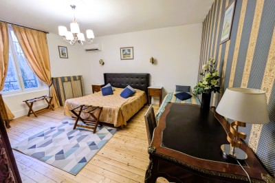 Miniature Location salle Quesmy (Oise) - Château de Quesmy #20 Des personnes pagayant en kayak sur une rivière entourée de végétation sous un ciel nuageux.