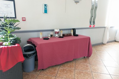 Miniature Location salle Quesmy (Oise) - Château de Quesmy #5 Des personnes pagayant en kayak sur une rivière entourée de végétation sous un ciel nuageux.