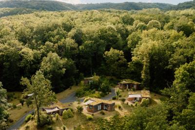 Plan architectural d'un bâtiment avec disposition des pièces, espaces privés et zones extérieures indiquées.