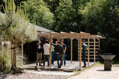 Plan architectural d'un bâtiment avec disposition des pièces, espaces privés et zones extérieures indiquées.