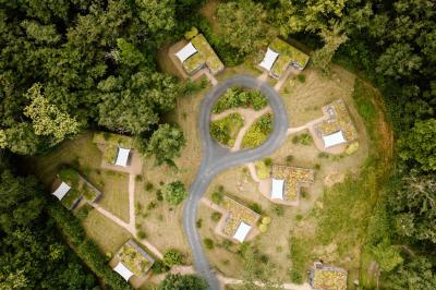 Plan architectural d'un bâtiment avec disposition des pièces, espaces privés et zones extérieures indiquées.