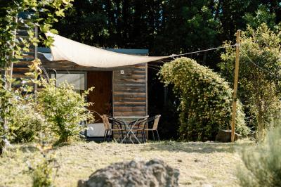 Plan architectural d'un bâtiment avec disposition des pièces, espaces privés et zones extérieures indiquées.