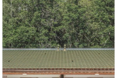 Plan architectural d'un bâtiment avec disposition des pièces, espaces privés et zones extérieures indiquées.