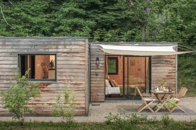 Plan architectural d'un bâtiment avec disposition des pièces, espaces privés et zones extérieures indiquées.