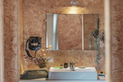 Plan architectural d'un bâtiment avec disposition des pièces, espaces privés et zones extérieures indiquées.