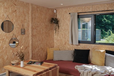 Plan architectural d'un bâtiment avec disposition des pièces, espaces privés et zones extérieures indiquées.