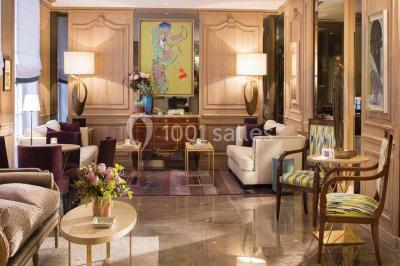 Plateau de canapés variés avec légumes, herbes fraîches et brochettes, disposés sur une table blanche.