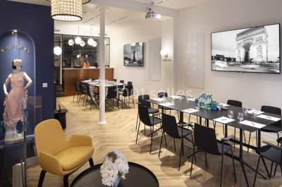 Plateau de canapés variés avec légumes, herbes fraîches et brochettes, disposés sur une table blanche.