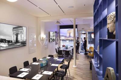 Plateau de canapés variés avec légumes, herbes fraîches et brochettes, disposés sur une table blanche.