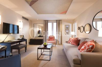 Plateau de canapés variés avec légumes, herbes fraîches et brochettes, disposés sur une table blanche.