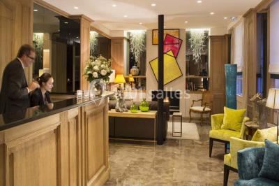 Plateau de canapés variés avec légumes, herbes fraîches et brochettes, disposés sur une table blanche.