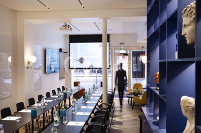 Plateau de canapés variés avec légumes, herbes fraîches et brochettes, disposés sur une table blanche.