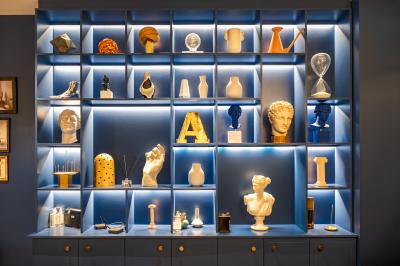 Plateau de canapés variés avec légumes, herbes fraîches et brochettes, disposés sur une table blanche.