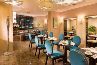 Plateau de canapés variés avec légumes, herbes fraîches et brochettes, disposés sur une table blanche.