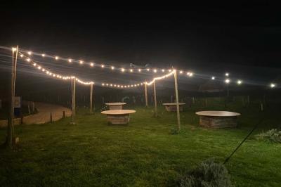 Intérieur d'une tente avec matelas, coffre noir, tapis coloré et vue partielle sur un paysage extérieur.