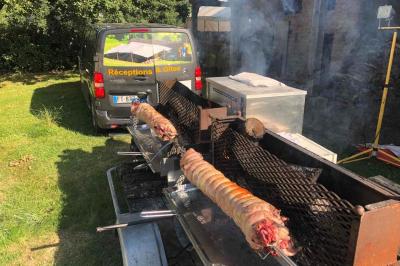 Intérieur d'une tente avec matelas, coffre noir, tapis coloré et vue partielle sur un paysage extérieur.