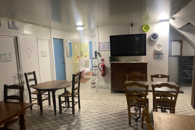 Miniature Location salle L'Honor-de-Cos (Tarn-et-Garonne) - Clos des Garrigues #22 Trois réfrigérateurs alignés, dont un blanc avec la porte entrouverte, dans une pièce au sol carrelé.