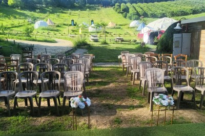 Miniature Location salle L'Honor-de-Cos (Tarn-et-Garonne) - Clos des Garrigues #2 Trois réfrigérateurs alignés, dont un blanc avec la porte entrouverte, dans une pièce au sol carrelé.