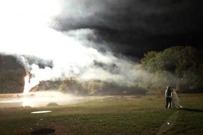 Chambre lumineuse avec un lit double, murs en pierre et peinture bleue, parquet en bois et fenêtre donnant sur la campagne.