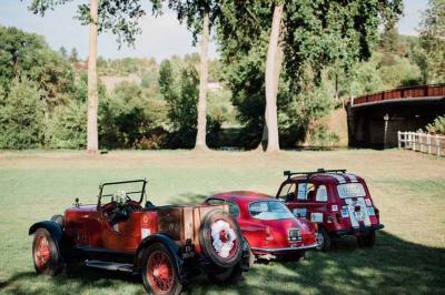 Chambre lumineuse avec un lit double, murs en pierre et peinture bleue, parquet en bois et fenêtre donnant sur la campagne.