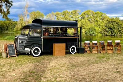 Chambre lumineuse avec un lit double, murs en pierre et peinture bleue, parquet en bois et fenêtre donnant sur la campagne.
