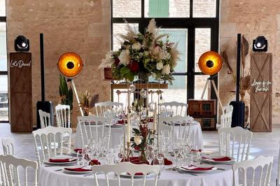 Chambre lumineuse avec un lit double, murs en pierre et peinture bleue, parquet en bois et fenêtre donnant sur la campagne.