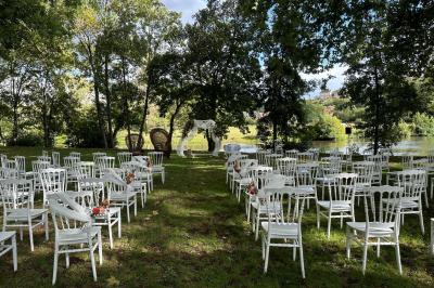 Chambre lumineuse avec un lit double, murs en pierre et peinture bleue, parquet en bois et fenêtre donnant sur la campagne.