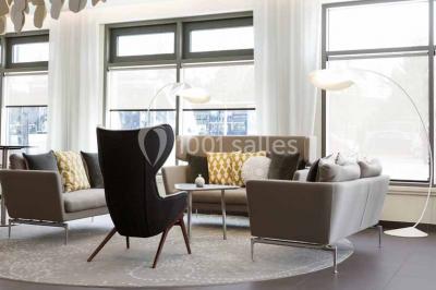 Façade d'un hôtel Novotel moderne éclairé en soirée, avec des lampadaires allumés au premier plan.