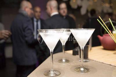 Façade d'un hôtel Novotel moderne éclairé en soirée, avec des lampadaires allumés au premier plan.