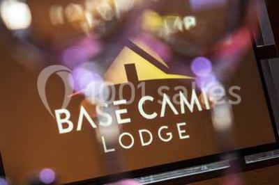 Assiette de repas avec légumes colorés, gratin, pain et verres de vin rouge sur une table en bois.