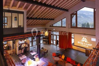 Assiette de repas avec légumes colorés, gratin, pain et verres de vin rouge sur une table en bois.
