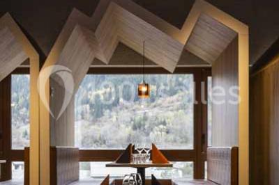 Assiette de repas avec légumes colorés, gratin, pain et verres de vin rouge sur une table en bois.