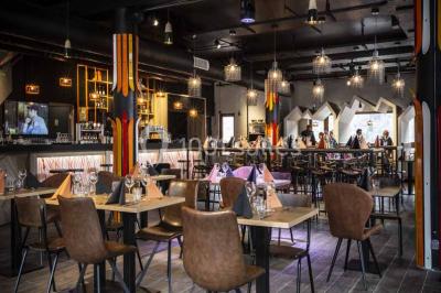 Assiette de repas avec légumes colorés, gratin, pain et verres de vin rouge sur une table en bois.