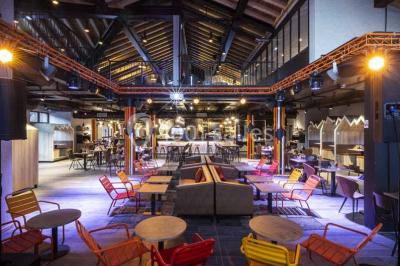 Assiette de repas avec légumes colorés, gratin, pain et verres de vin rouge sur une table en bois.