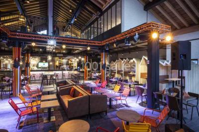 Assiette de repas avec légumes colorés, gratin, pain et verres de vin rouge sur une table en bois.