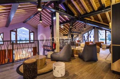 Assiette de repas avec légumes colorés, gratin, pain et verres de vin rouge sur une table en bois.