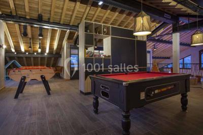 Assiette de repas avec légumes colorés, gratin, pain et verres de vin rouge sur une table en bois.