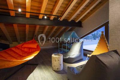 Assiette de repas avec légumes colorés, gratin, pain et verres de vin rouge sur une table en bois.