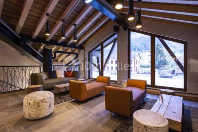 Assiette de repas avec légumes colorés, gratin, pain et verres de vin rouge sur une table en bois.