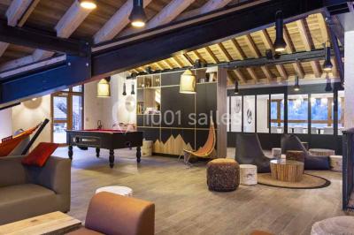 Assiette de repas avec légumes colorés, gratin, pain et verres de vin rouge sur une table en bois.