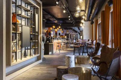 Assiette de repas avec légumes colorés, gratin, pain et verres de vin rouge sur une table en bois.