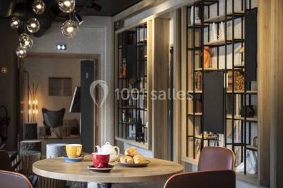 Assiette de repas avec légumes colorés, gratin, pain et verres de vin rouge sur une table en bois.