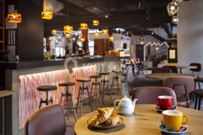 Assiette de repas avec légumes colorés, gratin, pain et verres de vin rouge sur une table en bois.
