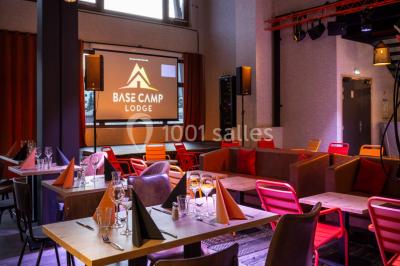 Assiette de repas avec légumes colorés, gratin, pain et verres de vin rouge sur une table en bois.