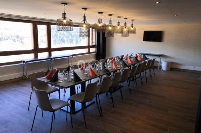 Assiette de repas avec légumes colorés, gratin, pain et verres de vin rouge sur une table en bois.
