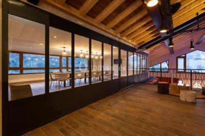 Assiette de repas avec légumes colorés, gratin, pain et verres de vin rouge sur une table en bois.
